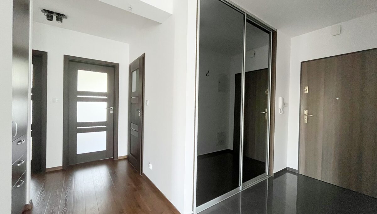Sikorskiego_4_pokoje_duży_balkon_zielone_otoczenie_5