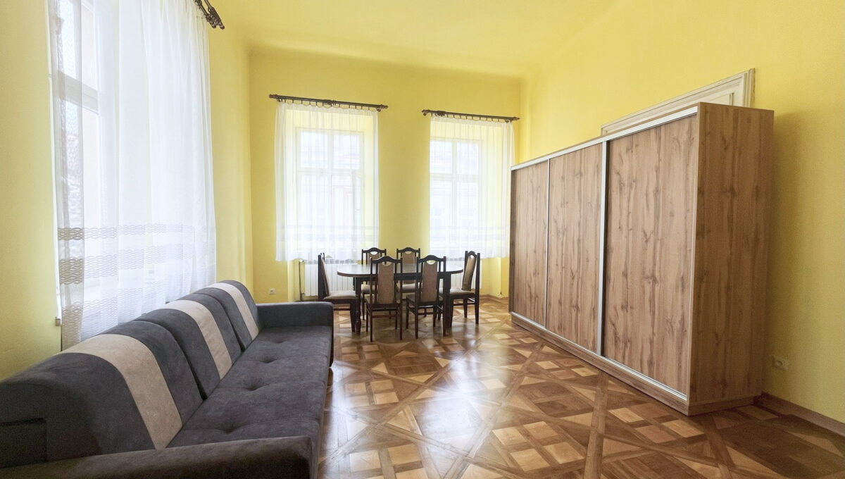 Kawalerka_Rynek_Jarosław_na_wynajem_kamienica_2