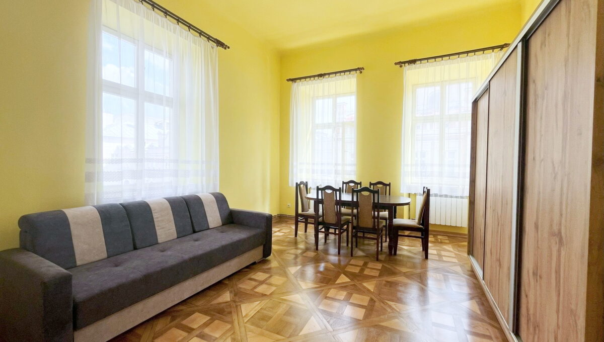 Kawalerka_Rynek_Jarosław_na_wynajem_kamienica_2a