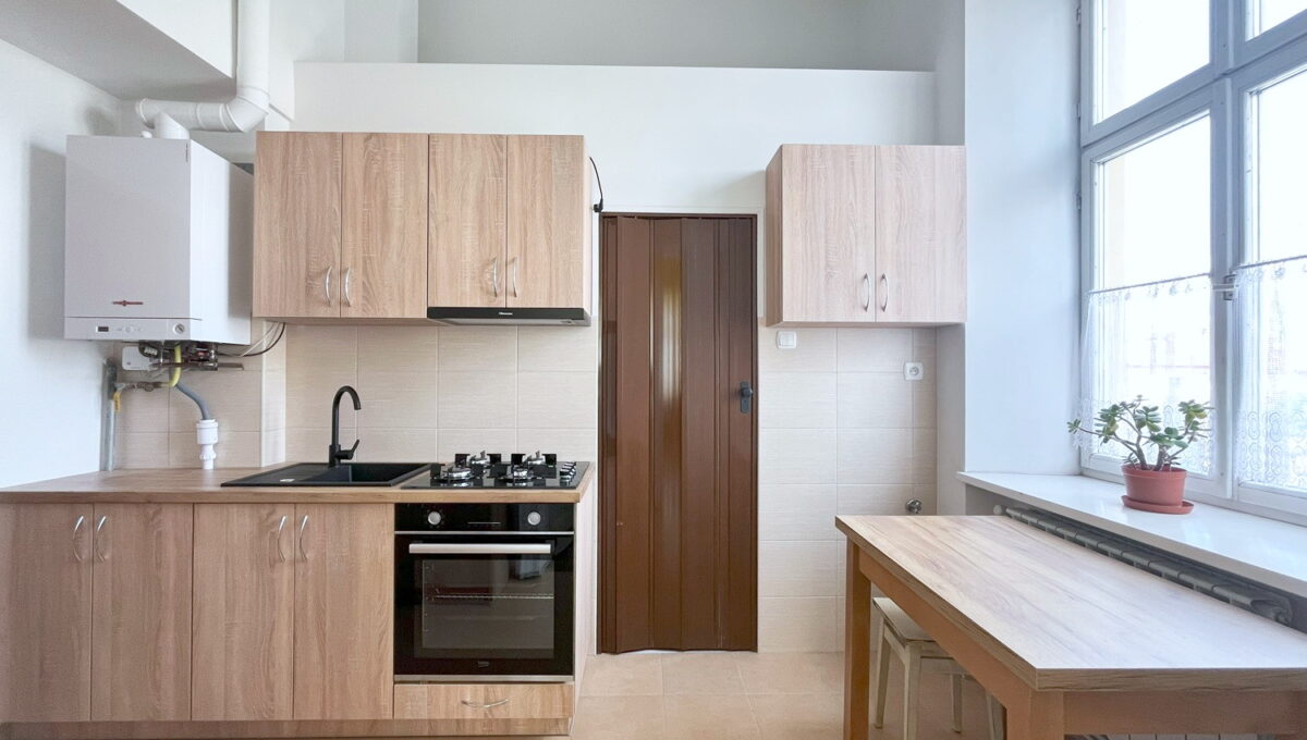 Kawalerka_Rynek_Jarosław_na_wynajem_kamienica_5